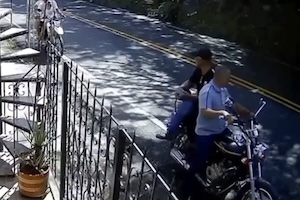 【動画】バイクの2人組を襲った巨大落石が怖すぎワロタ。