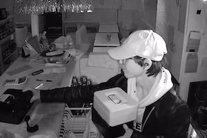 【動画】歌舞伎町の店舗から金庫3つをごっそり盗んだ男の映像が拡散希望中。