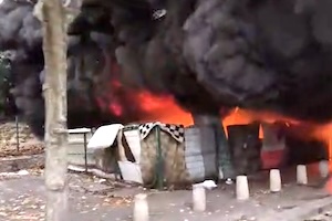 【動画】大炎上する高架下に車で突っ込んだチャレンジャー。