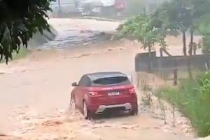 【動画】ランドローバー乗り、洪水に挑んで家族が全滅してしまう。