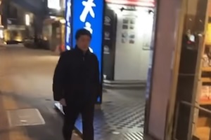 【動画】突然大声を出して通行人を追いかけ回す東京の迷惑系がまじで怖い。