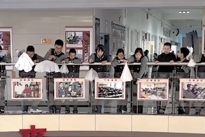 【動画】どうなってる。学校のパラシュートコンテストでミラクルな作品が。