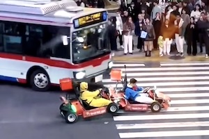 渋谷のスクランブル交差点でマリオカートが事故ｗｗｗｗ
