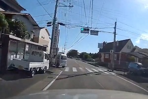 【動画】熊本でノールック飛び出しの軽四に突っ込んでしまう事故。